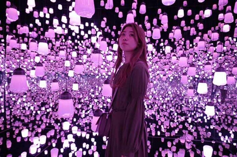  満開の桜が咲き誇るかのような「呼応するランプの森-ワンストローク、桜」