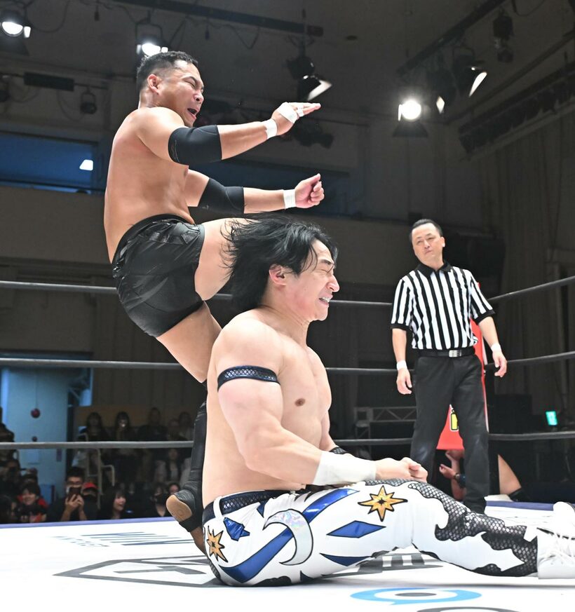 上野勇希（右）を攻める阿部史典
