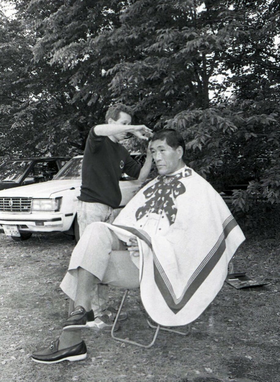  屋外で散髪する馬場さん（８８年５月、栃木・鹿沼、東スポＷｅｂ）