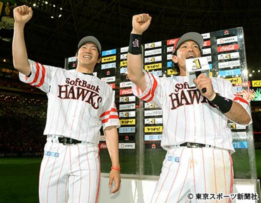 ３ランを放った松田（右）とともにファンの声援に応える石川