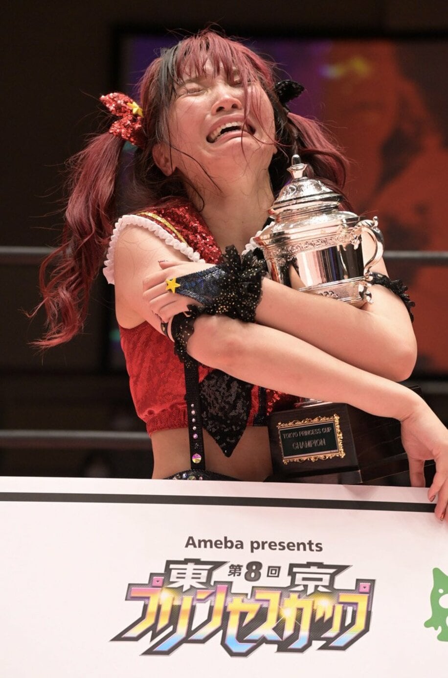  「東京プリンセスカップ」を優勝し号泣しながらトロフィーを抱きしめる伊藤麻希