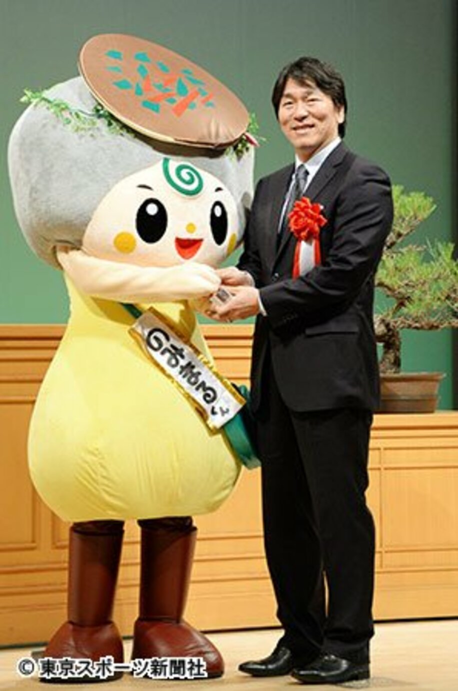 能美市のマスコット「のみまるくん」と握手する松井氏