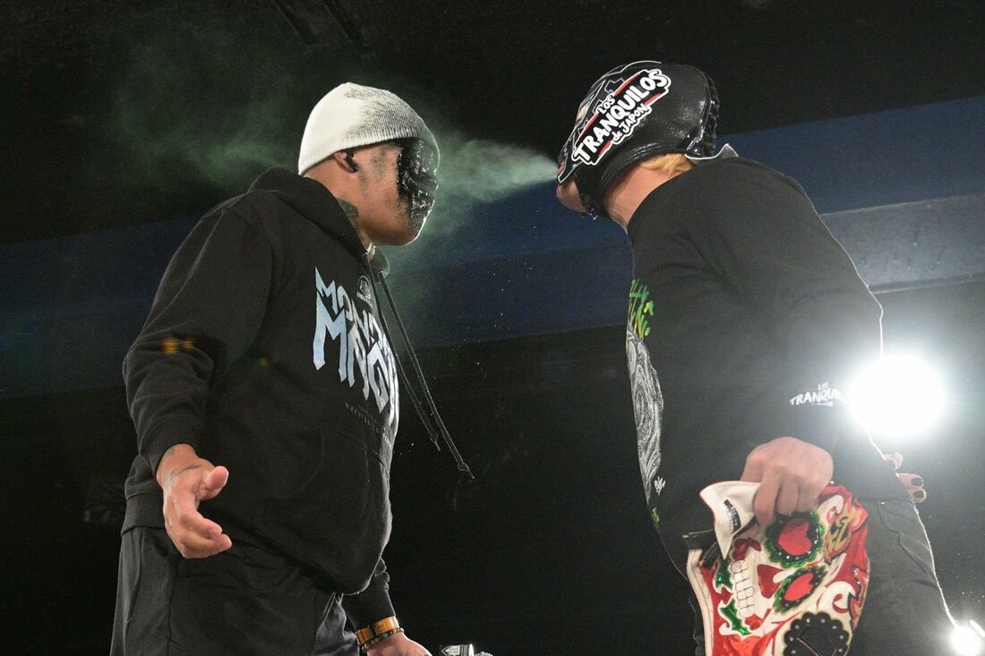 NOSAWA論外(左)に毒霧を浴びせるBUSHI