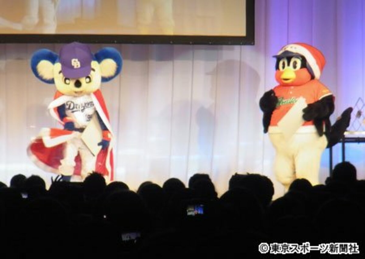 つば九郎 ドアラとのXマスディナーショーで“エロつばめ”ぶり披露 | 東