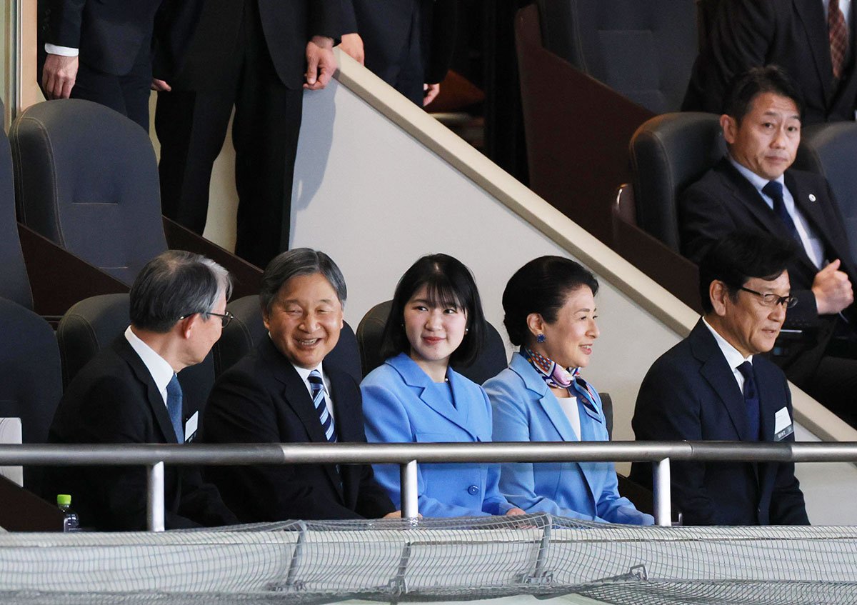 ＷＢＣの観戦に臨まれる天皇、皇后両陛下と愛子さま。右端は栗山英樹氏（読売新聞社提供）