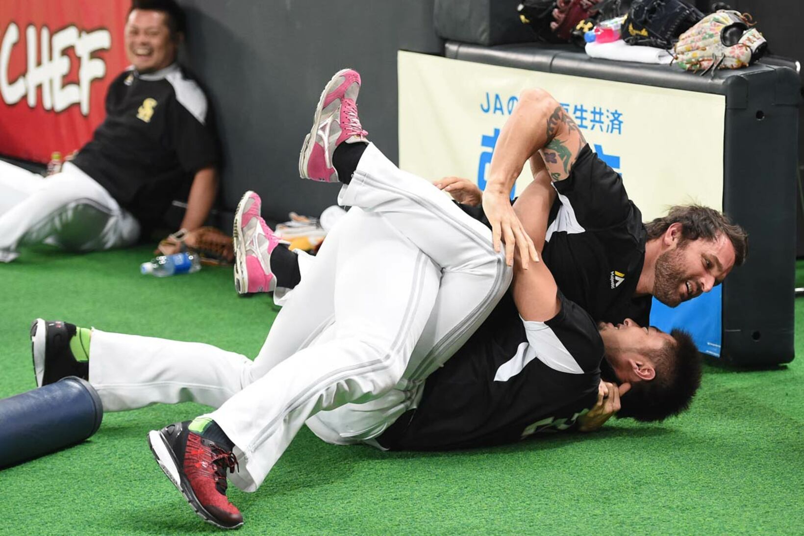 森唯斗（下）とじゃれあうデニス・サファテ