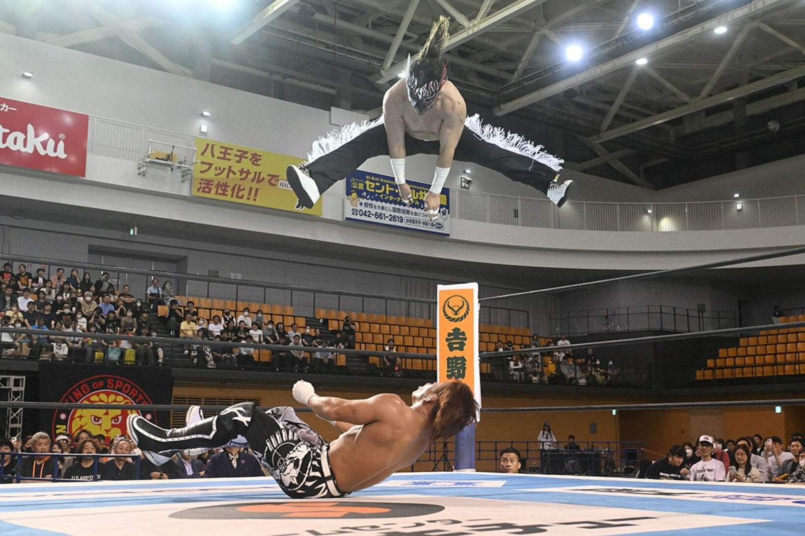 石森太二(下)にダイビングボディープレスを放つエル・デスペラード
