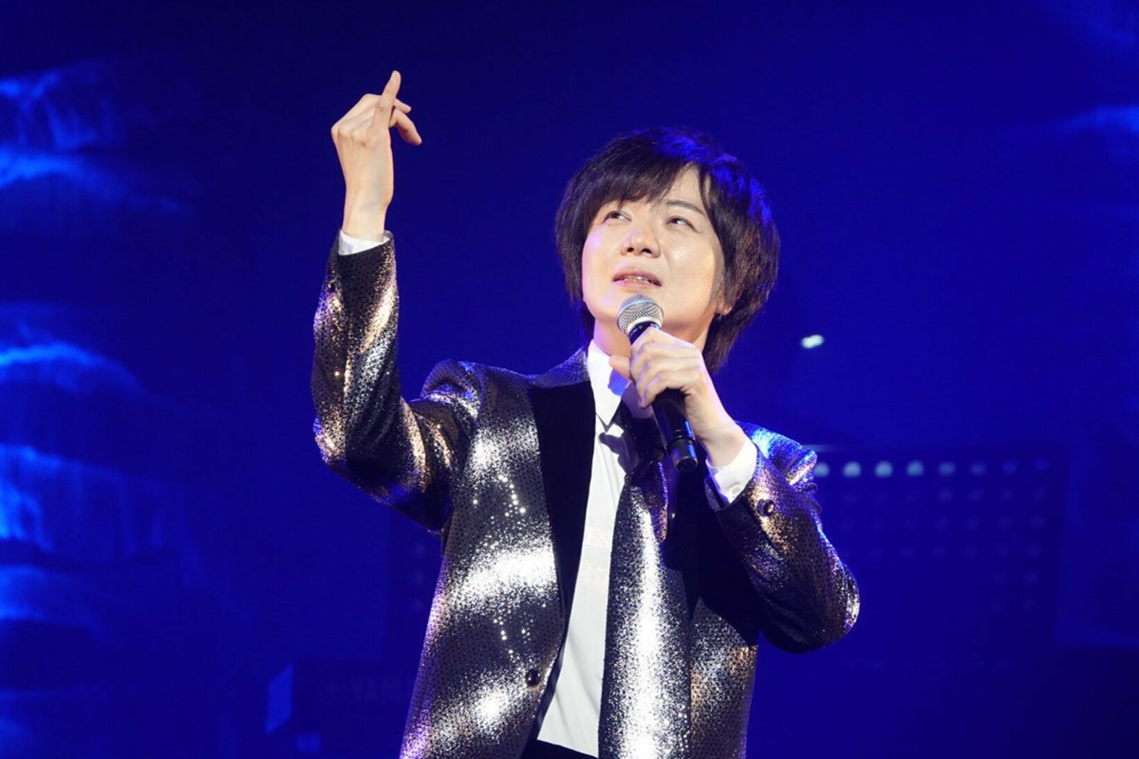 熱唱する竹島宏