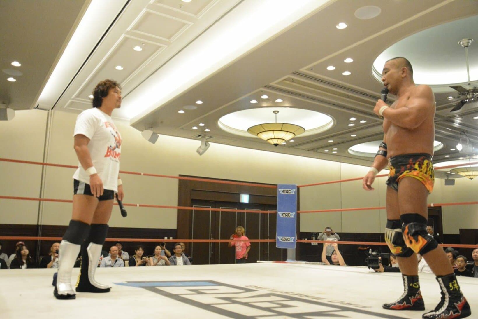 優勝決定戦の相手・田中将斗(右)とにらみ合う中島勝彦（ゼロワン提供）