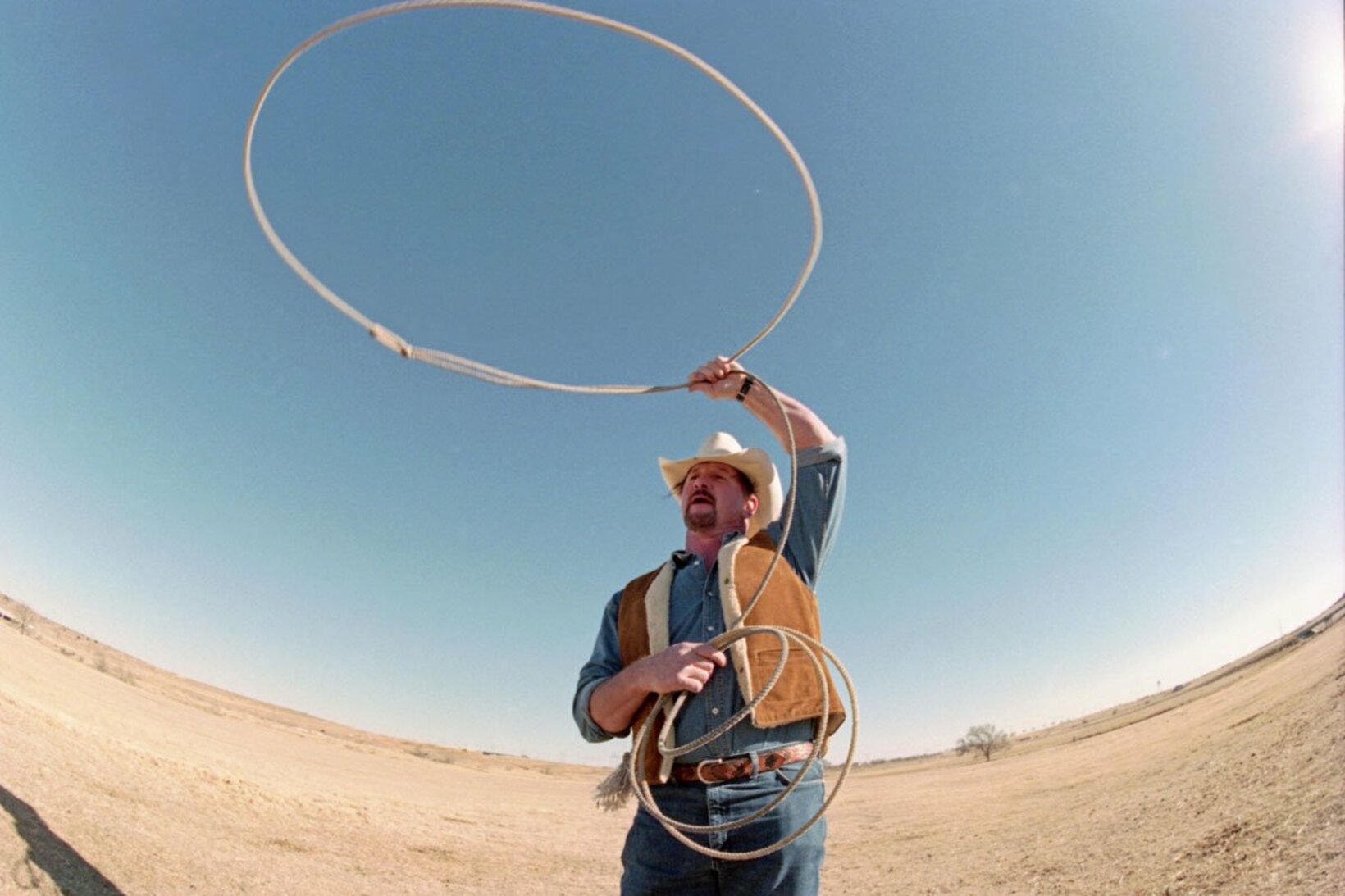 投げ縄を披露するテリー・ファンクさん（１９９７年）