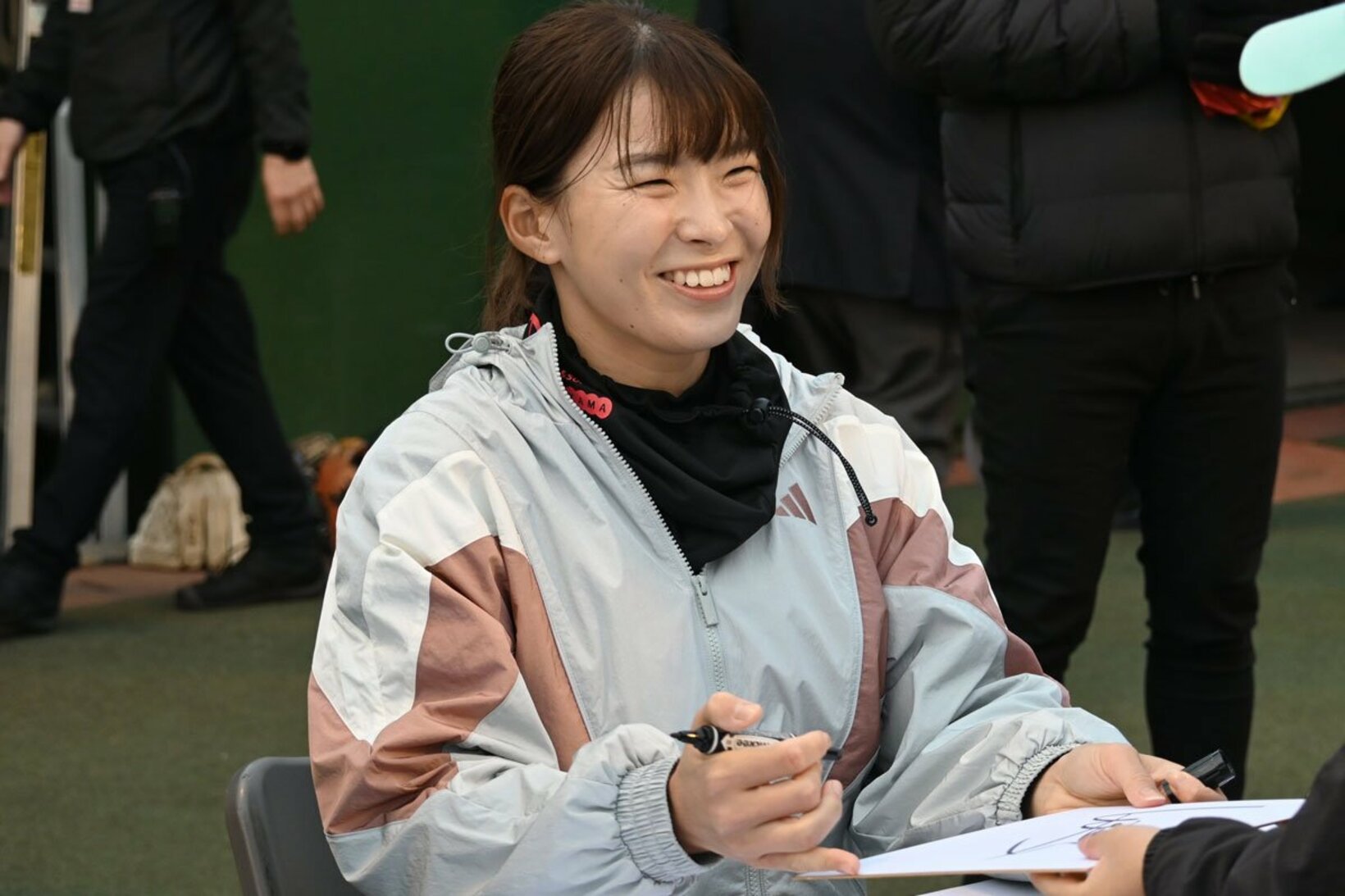 閉会式後、サイン会を行う渋野日向子