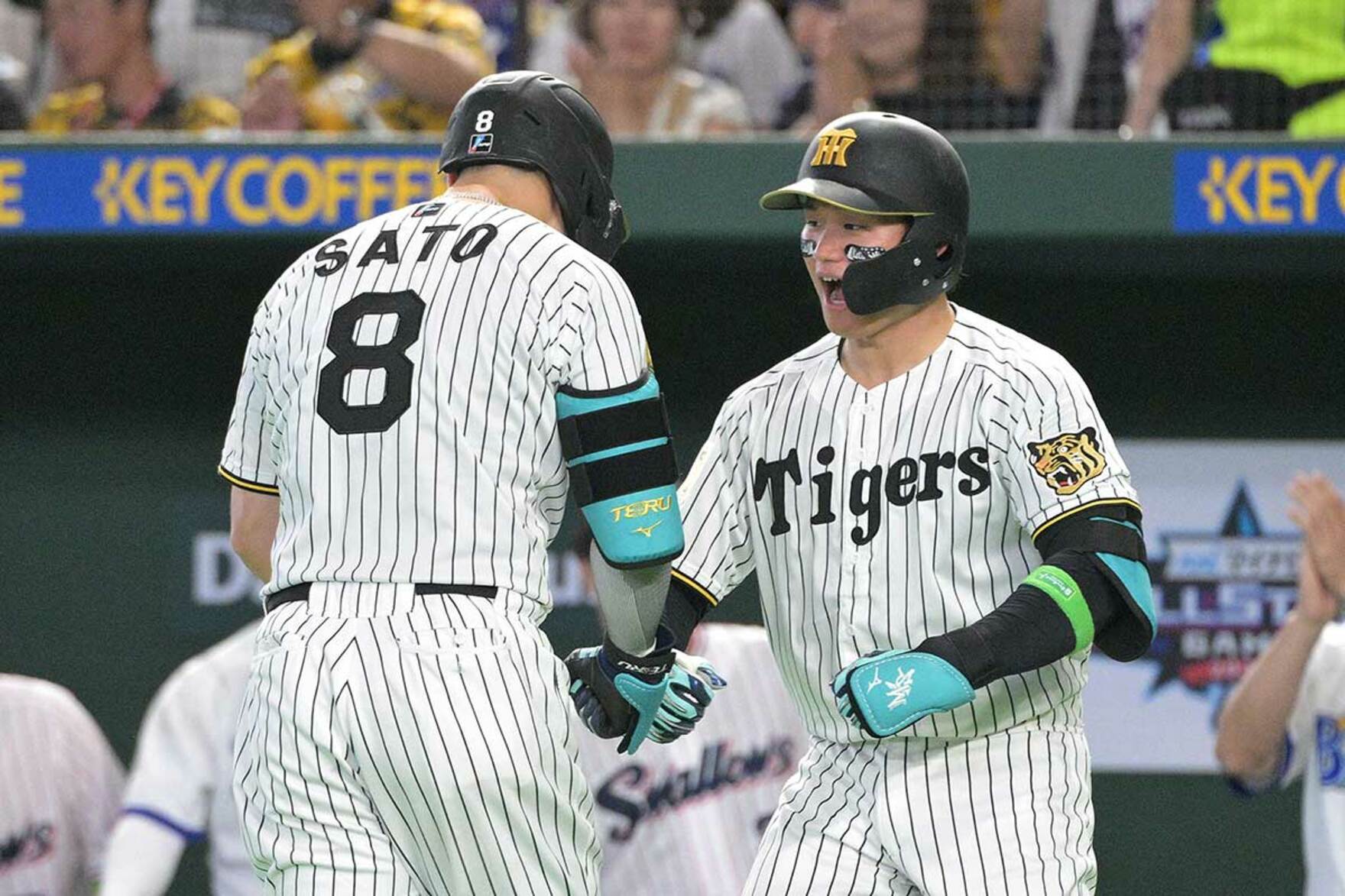 先制ホームランを打った佐藤輝明（左）を迎える森下翔太