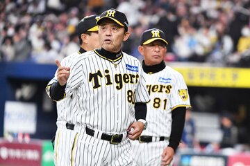 試合後も納得の表情の阪神・岡田監督(手前)