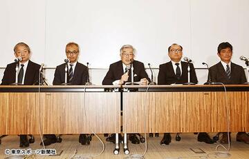  会見に出席した斉藤コミッショナー（中）ら