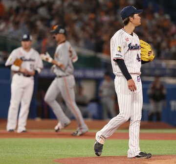 秋広に３ランを被弾したヤクルト・市川（右）