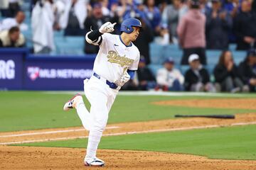 笑顔でダイヤモンドを回る大谷翔平