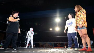 黒潮ＴＯＫＹＯジャパン（右）にリマッチを提案した刀羅ナツコ（左）