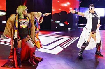  アスカは姑息なミズ（右）となぜか抜群の連係を見せている（Ｃ）２０１８ＷＷＥ，Ｉｎｃ．ＡｌｌＲｉｇｈｔｓＲｅｓｅｒｖｅｄ．