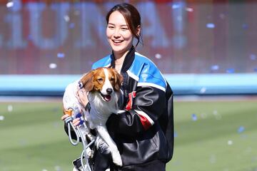デコピンを抱っこする真美子夫人