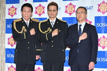 左から杉良太郎、ＥＸＩＬＥ・ＡＴＳＵＳＨＩ、檜垣重臣・警視庁生活安全局長