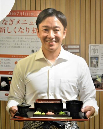 鰻重を持ち配膳を行う斎藤佑樹氏