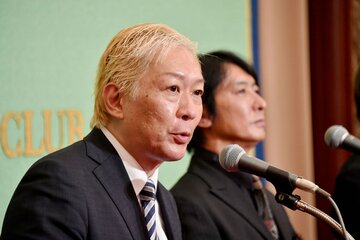 会見した石丸志門副代表（左）と平本淳也代表