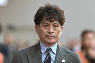 開会式であいさつした宮本恒靖会長