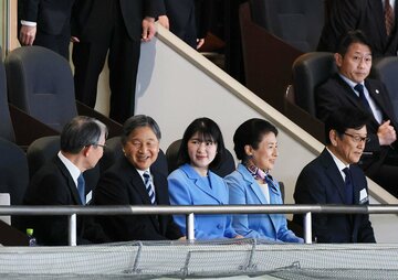 ＷＢＣの観戦に臨まれる天皇、皇后両陛下と愛子さま。右端は栗山英樹氏（読売新聞社提供）