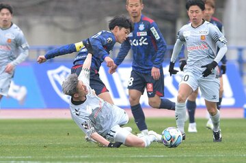 激しい守備にあい、倒される場面もあったカズ