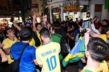 逆転勝ちに大喜びするブラジル人サポーターたち
