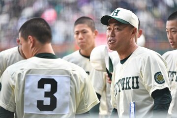 ベンチ前で選手らに話す報徳学園・大角健二監督（右）