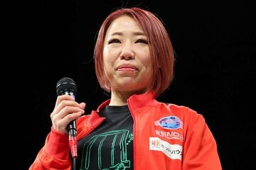 妊娠の報告時、ファンの温かい歓声に目を潤ませるDASH・チサコ