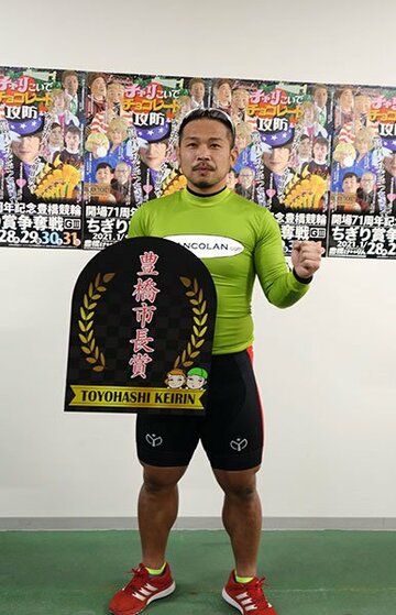  地元記念を制した吉田敏洋は笑顔でガッツポーズ