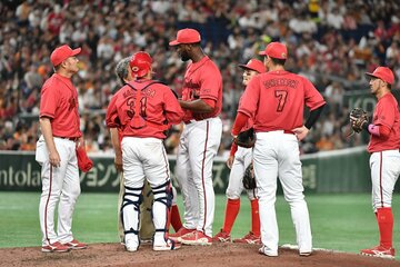 ８回、無死二、三塁のピンチを招いた広島・ハーン（中央）