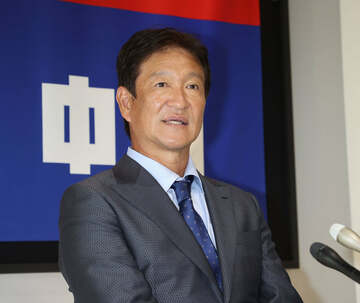  会見で抱負を語った片岡二軍監督