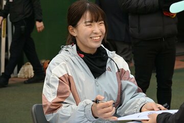閉会式後、サイン会を行う渋野日向子