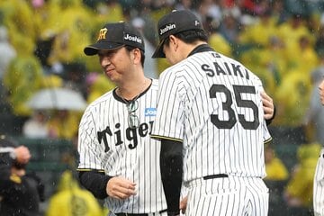 試合後の雨の中、好投した才木浩人(右)をねぎらう阪神・藤川監督