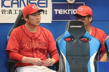 ヤクルトを下し、昨季を上回る4位を確定させた広島・新井監督(左)
