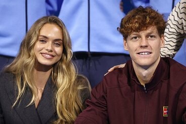 2025年のATPファイナルズで優勝したヤニック・シナーはライラ・ハサノビッチと喜びを分かち合った(ロイター)