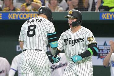 先制ホームランを打った佐藤輝明（左）を迎える森下翔太