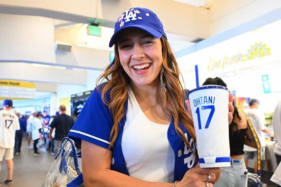 大谷カップを手に笑顔の女性ファン