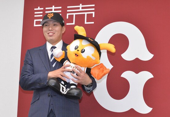 入団会見でジャビット人形を持つ馬場皐輔