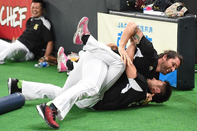 森唯斗(下)とじゃれあうデニス・サファテ