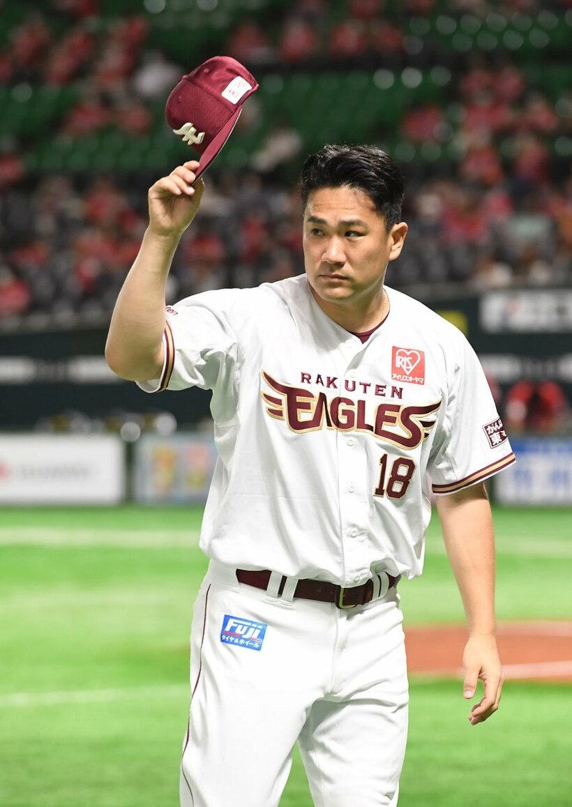  ファンに手を振るヒーローの楽天・田中将