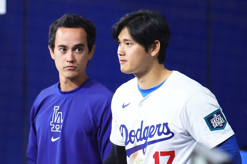 ドジャース・大谷翔平(右)と通訳のウィル・アイアトン氏