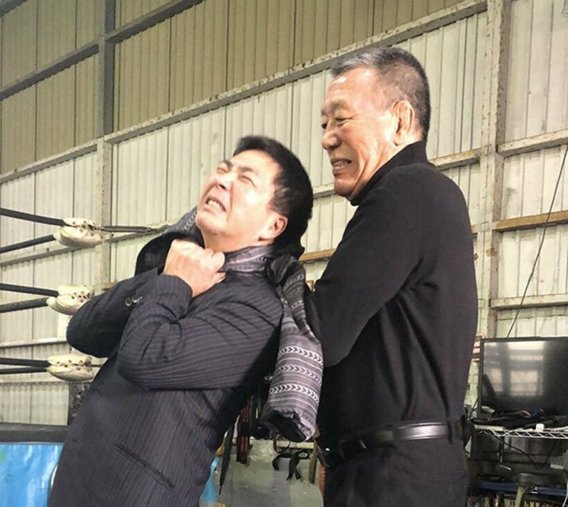  登坂社長に制裁を加えるグレート小鹿会長