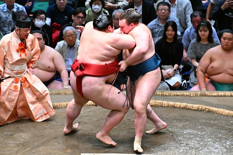 熱海富士（左）と取り組み合う安青錦