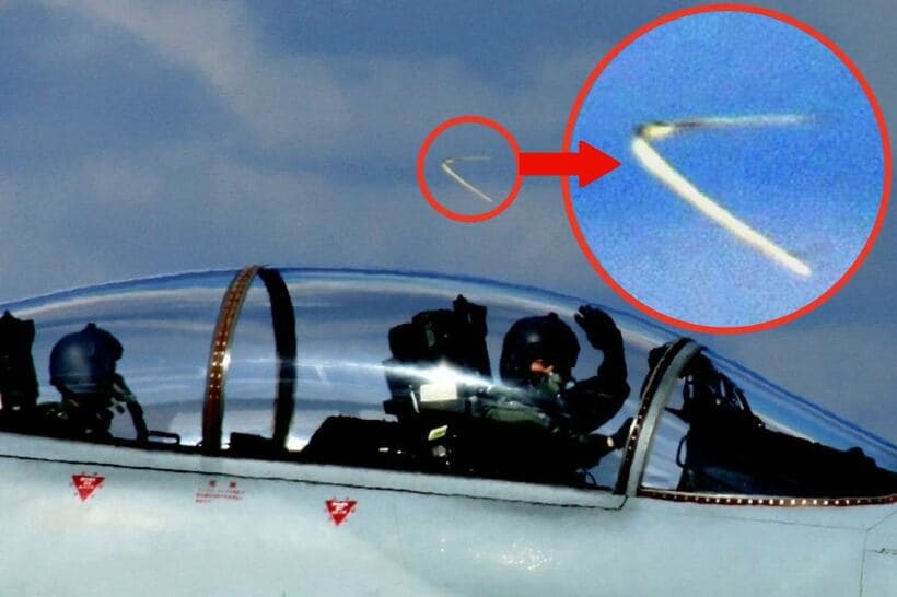 航空機とともに写ったブーメラン型UFO