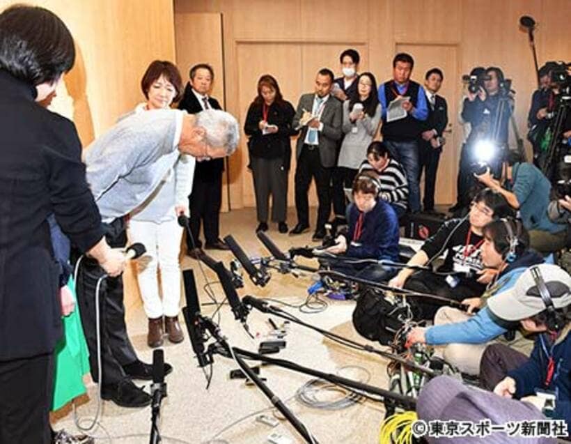 会見で頭を下げる大竹まこと