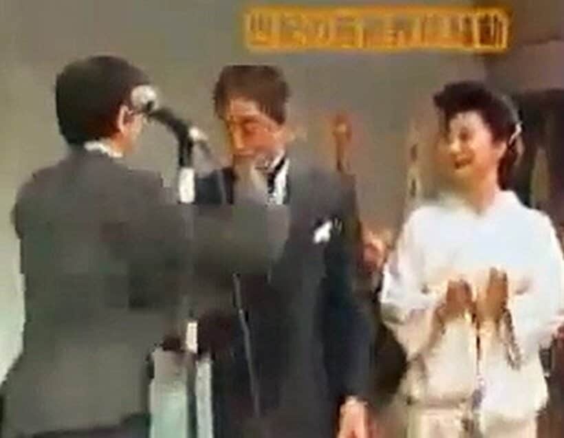 1990年10月、大島監督（中）を殴る野坂氏（ユーチューブから）